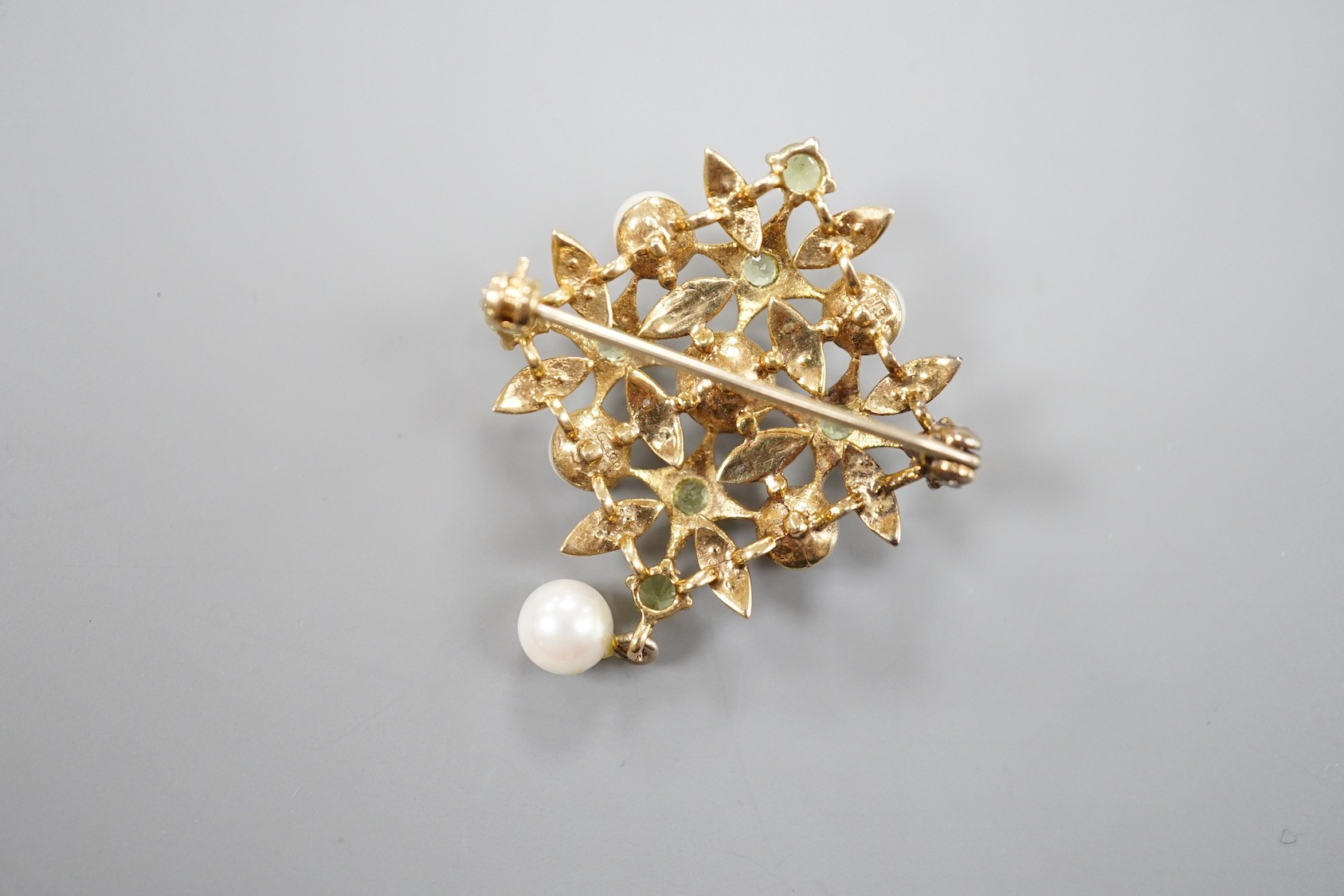 A modern 9ct gold, cultured pearl and peridot cluster set drop brooch, 43mm, gross weight 7.6 grams.